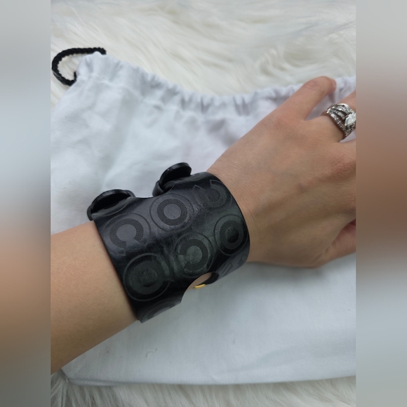 ❌SOLD❌ 🖤 Chanel Coco Cuff 🖤 - Picture 4 of 14